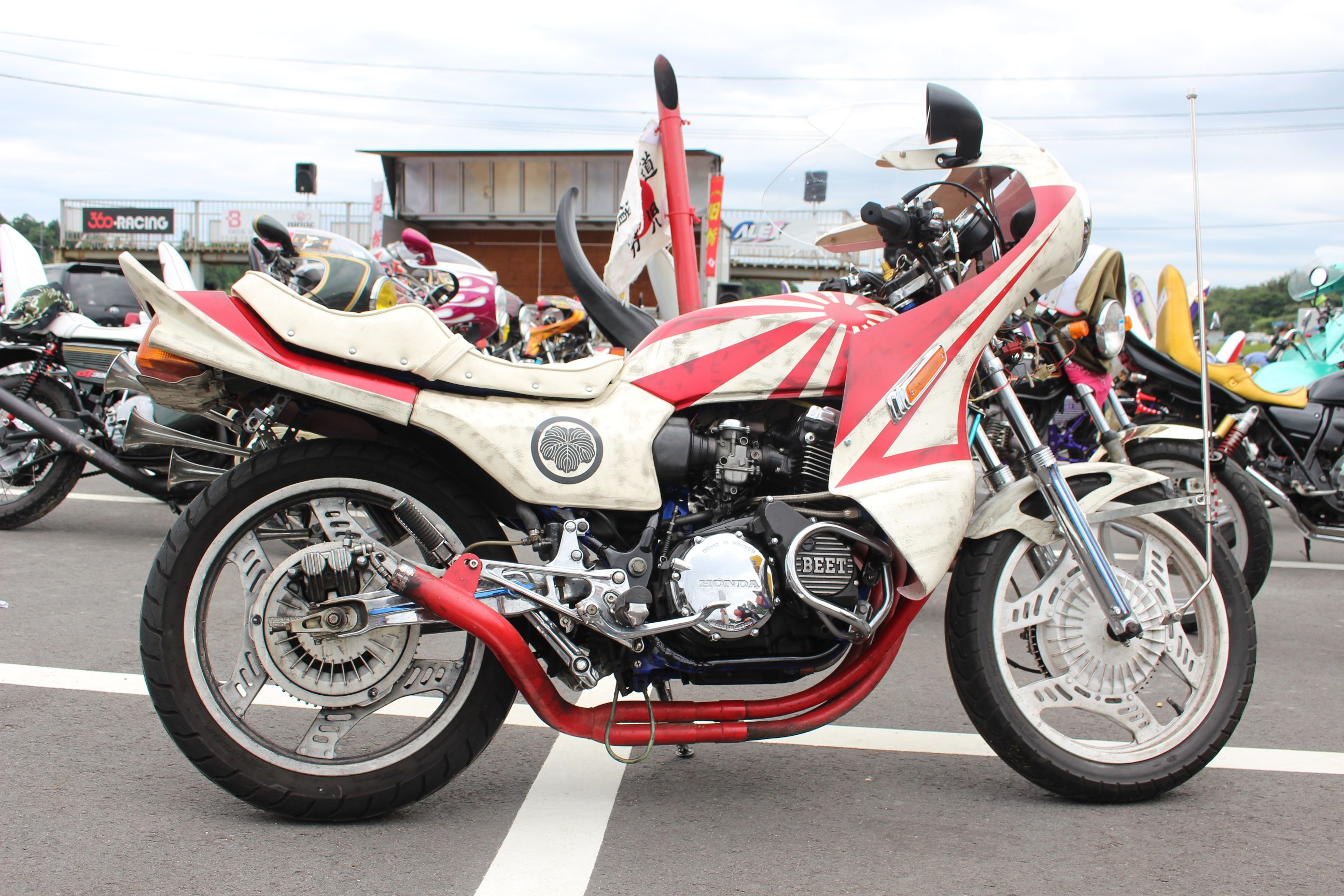 日章 正月にピッタリ 昇る朝日を感じさせるcbx400fがめでたい 旭日 I Q Japan