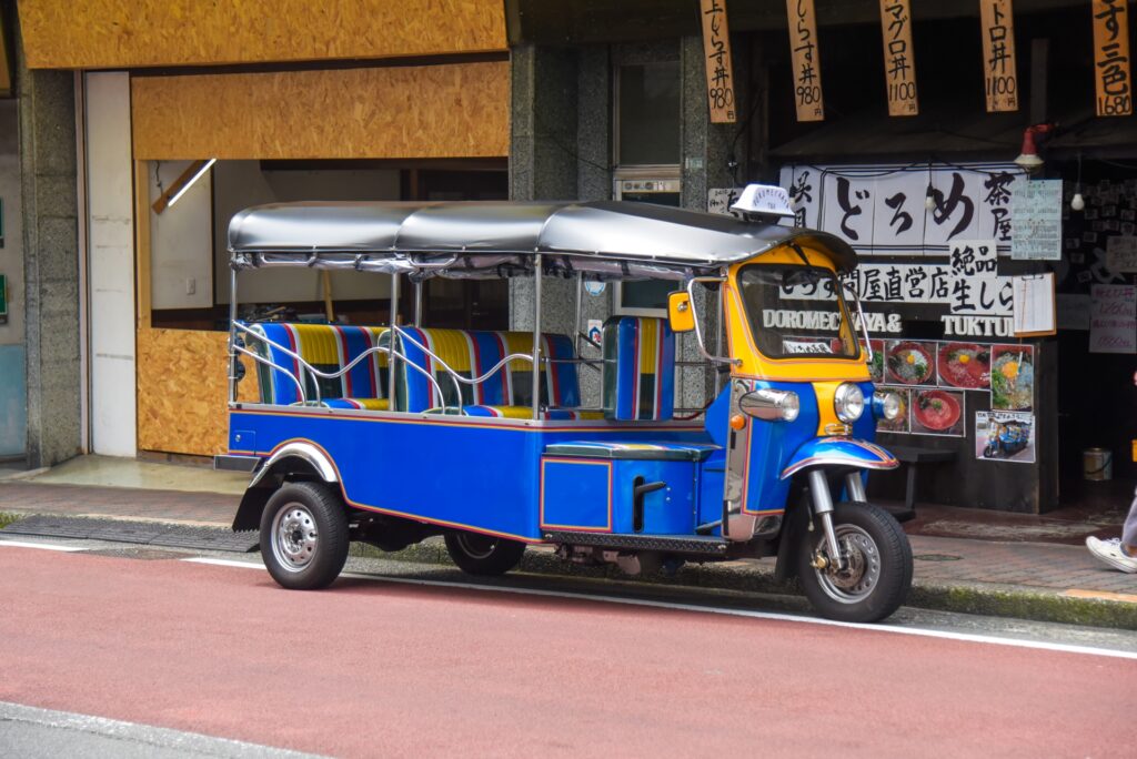 【トゥクトゥク】実は日本起源⁈ バイクでもないクルマでもない不思議な乗り物に乗ってみたい件