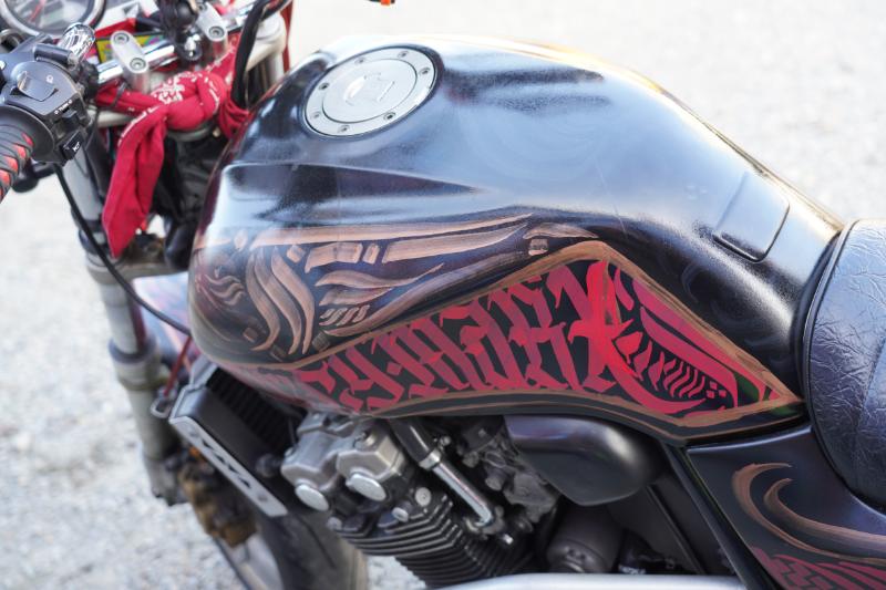 独特なペイントを施したCB400SF