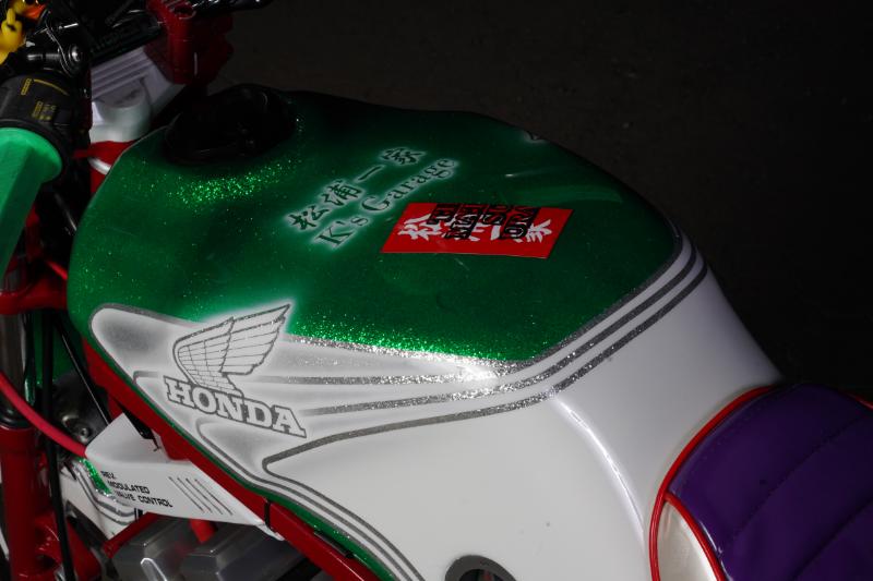 独特な仕様の外装をまとったCBR400F