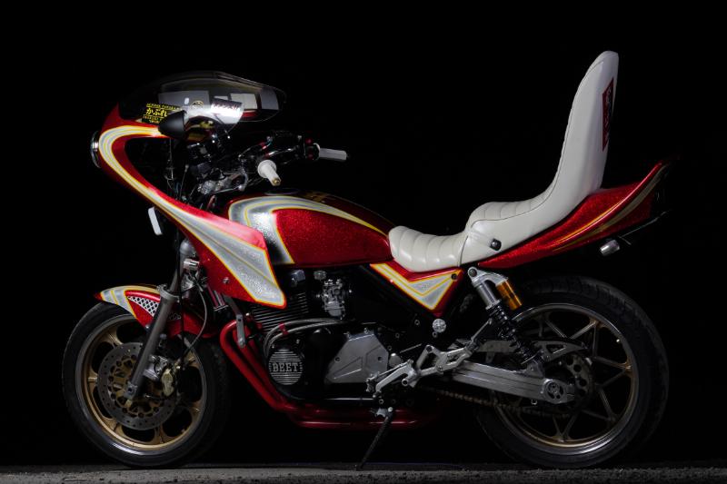 旧車會のバイクも驚くカスタムを施したゼファー