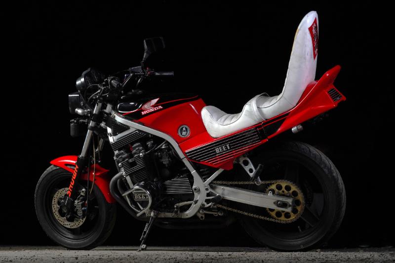 カラーリングがユニークなCBR400F