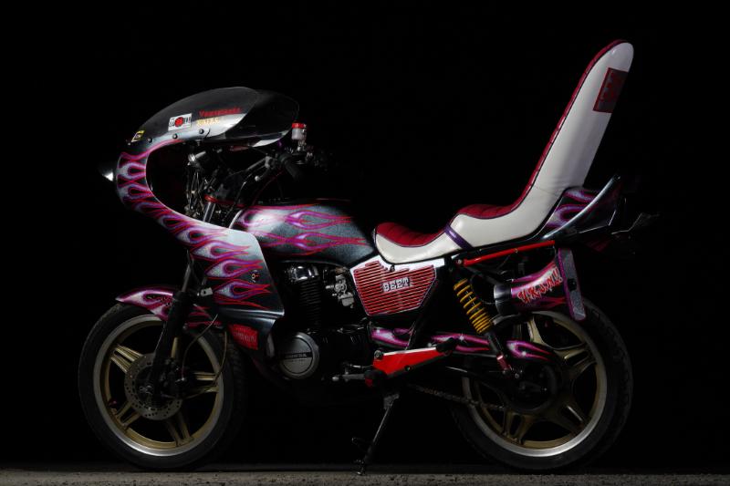 左右でまったく異なるペイントを施したスーパーホークⅢ