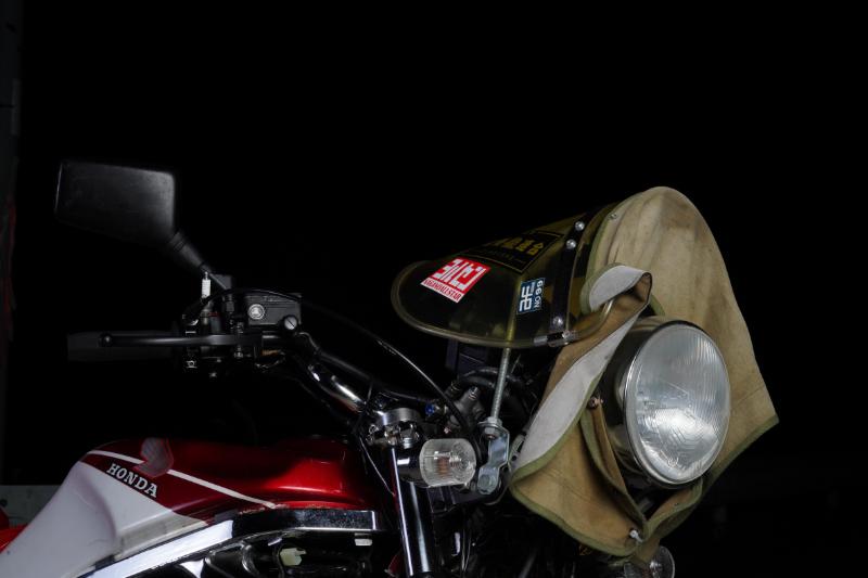 カスタムペイントが施されたCBR400F