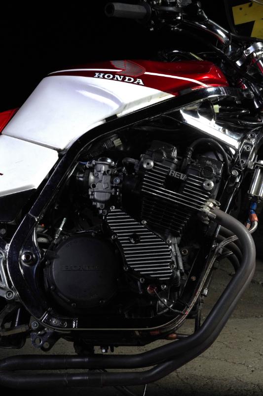 純正サイドカバーとカスタムペイントを組み合わせたCBR400F