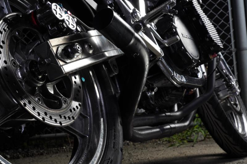 メッキ加工されたCBR400Fのホイールやスプロケカバー