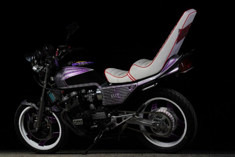 宵闇に映える旧車會仕様のCBX400F